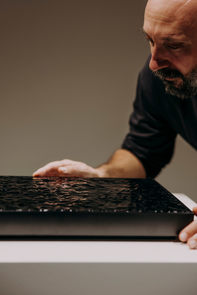 Press kit | 1177-17 - Press release | Glint - Ceramiche Refin - Product - The artist Quayola with the limited edition of Glint Variation (30x60cm) - Photo credit: Courtesy Ceramiche Refin