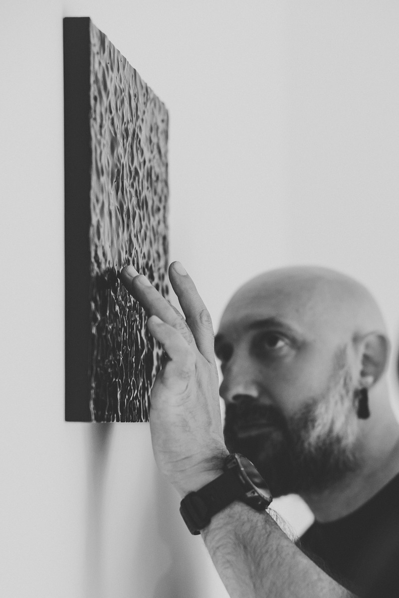 Press kit | 1177-17 - Press release | Glint - Ceramiche Refin - Product - The artist Quayola with Glint Variation  - Photo credit: Courtesy Ceramiche Refin