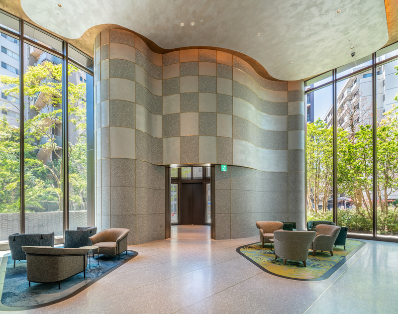 Dossier de presse | 7620-01 - Communiqué de presse | Park Court Jingu Kitasando The Tower Wins the Architecture MasterPrize 2024 - Hoshino Architects - Architecture résidentielle -  Entrance lounge - Crédit photo : <pre>Kawasumi-Kobayashi Kenji Photograph Office<br>Photo provision by Mitsui Fudosan Residential</pre>