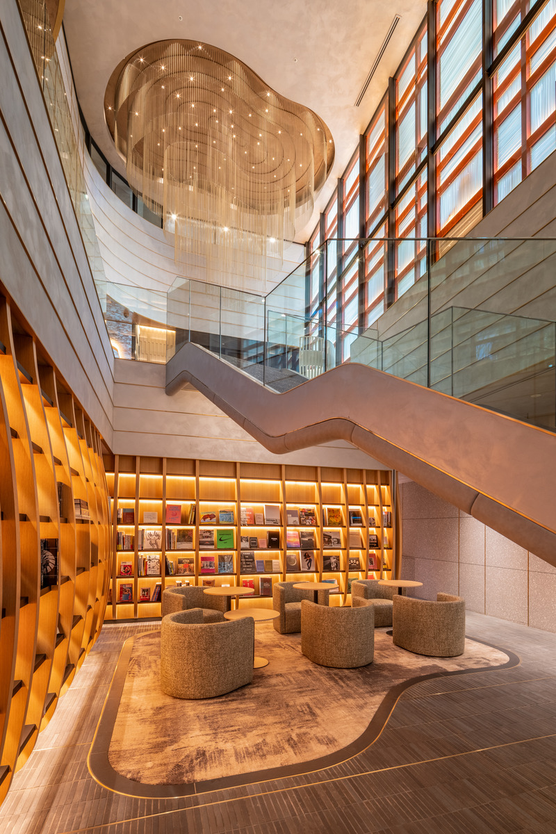 Dossier de presse | 7620-01 - Communiqué de presse | Park Court Jingu Kitasando The Tower Wins the Architecture MasterPrize 2024 - Hoshino Architects - Architecture résidentielle -  Library lounge - Crédit photo : <pre>Kawasumi-Kobayashi Kenji Photograph Office<br>Photo provision by Mitsui Fudosan Residential</pre>