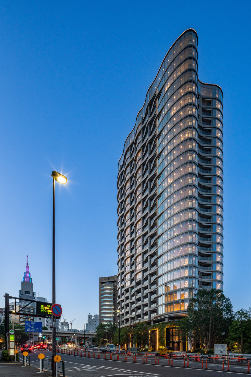 Dossier de presse | 7620-01 - Communiqué de presse | Park Court Jingu Kitasando The Tower Wins the Architecture MasterPrize 2024 - Hoshino Architects - Architecture résidentielle -  Exterior night view from the south - Crédit photo : <pre>Kawasumi-Kobayashi Kenji Photograph Office<br>Photo provision by Mitsui Fudosan Residential</pre>