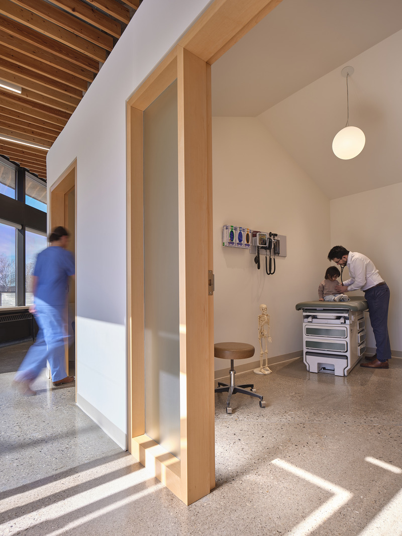 Dossier de presse | 7540-01 - Communiqué de presse | Galt Health - Fonseka Studio - Architecture commerciale - Les salles de patients sont dimensionnées pour le confort et se caractérisent par un plafond à "toit incliné" rappelant la forme familière d'une maison. - Crédit photo : Riley Snelling