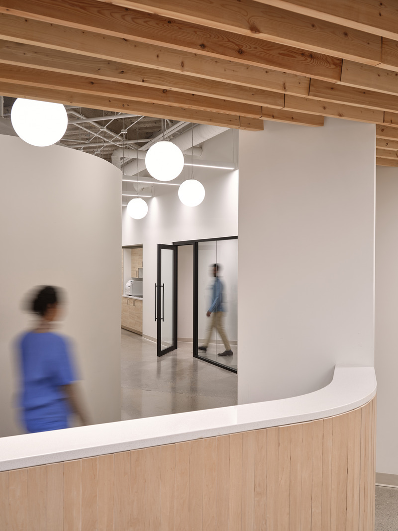 Dossier de presse | 7540-01 - Communiqué de presse | Galt Health - Fonseka Studio - Architecture commerciale - Les espaces de travail du personnel et des médecins sont disposés le long d'un chemin circulaire qui traverse toute la clinique, offrant un flux de mouvement dégagé. Les salles de réunion et les postes de travail sont placés le long de ce chemin, avec des lignes de vue stratégiques vers les zones adjacentes et l'extérieur.<br style=""> - Crédit photo :  Riley Snelling 