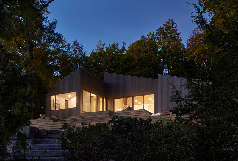 Dossier de presse | 1513-14 - Communiqué de presse | Catchacoma Cottage - Dubbeldam Architecture + Design - Architecture résidentielle - Catchacoma Cottage - view from lake at dusk<br style=""> - Crédit photo : Riley Snelling<br>