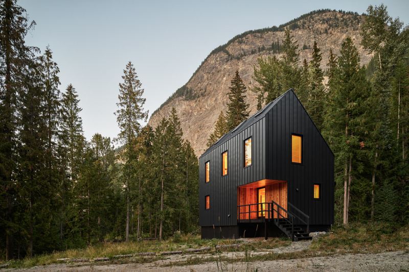 Dossier de presse | 7632-01 - Communiqué de presse | The Backcountry Hut Company Wins BLT Design Award for Construction Product Design of the Year with System 02 - The Backcountry Hut Company - Architecture résidentielle - System 02 - Golden, BC - Crédit photo : Adrien Williams