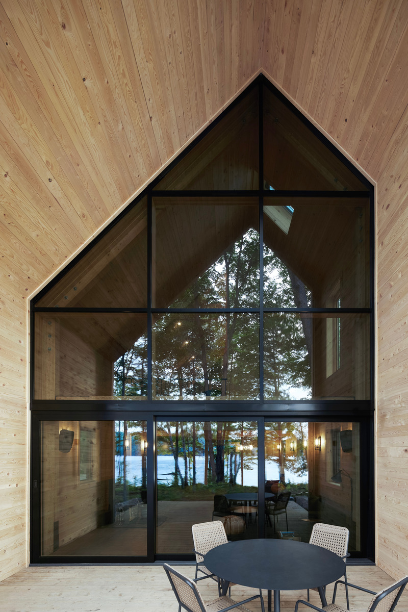 Dossier de presse | 7632-01 - Communiqué de presse | The Backcountry Hut Company Wins BLT Design Award for Construction Product Design of the Year with System 02 - The Backcountry Hut Company - Architecture résidentielle -  System 02 - Bark Lake, ON  - Crédit photo :  Adrien Williams 