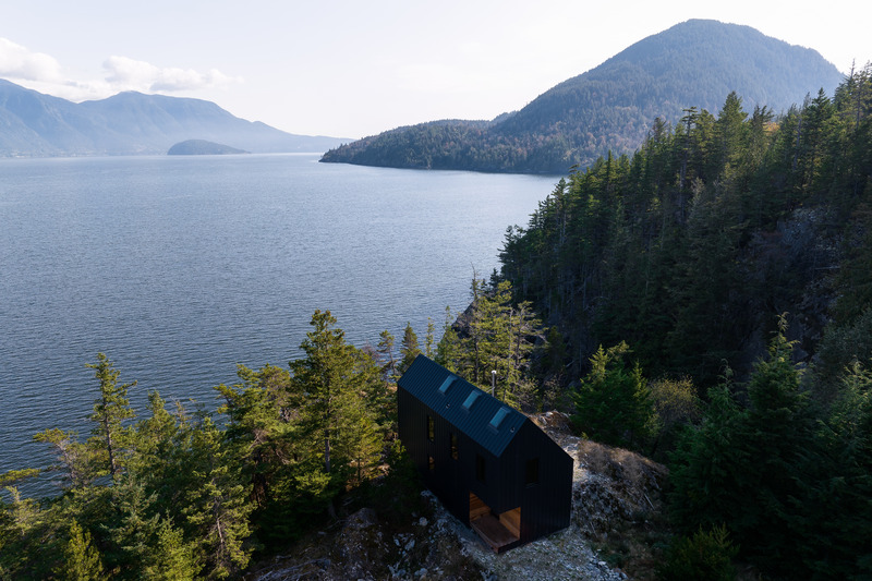 Dossier de presse | 7632-01 - Communiqué de presse | The Backcountry Hut Company Wins BLT Design Award for Construction Product Design of the Year with System 02 - The Backcountry Hut Company - Architecture résidentielle - System 02 - Howe Sound, BC - Crédit photo : Russell Dalby