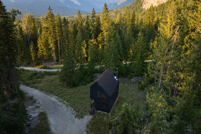 Dossier de presse | 7632-01 - Communiqué de presse | The Backcountry Hut Company Wins BLT Design Award for Construction Product Design of the Year with System 02 - The Backcountry Hut Company - Architecture résidentielle - System 02 - Golden, BC - Crédit photo : Adrien Williams
