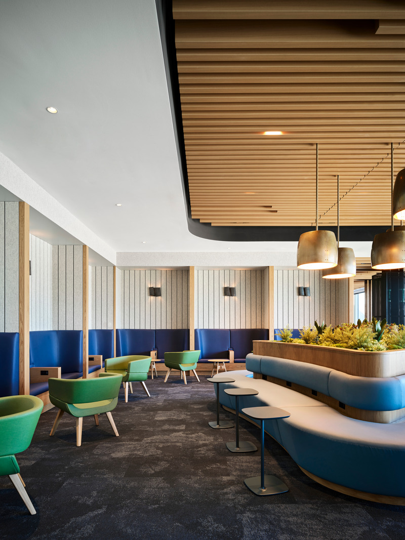 Dossier de presse | 2757-47 - Communiqué de presse | William Duff Architects (WDA) Blends Brand Identity with Bay Area Creativity for Alaska Airlines - William Duff Architects (WDA) - Design d’intérieur commercial - For the new SFO Alaska Lounge, furnishings and cabinetry were sourced from Allermuir, Andreu World, West Elm, 9to5 Aria, Talkbox, WCI, among others. - Crédit photo : Matthew Millman