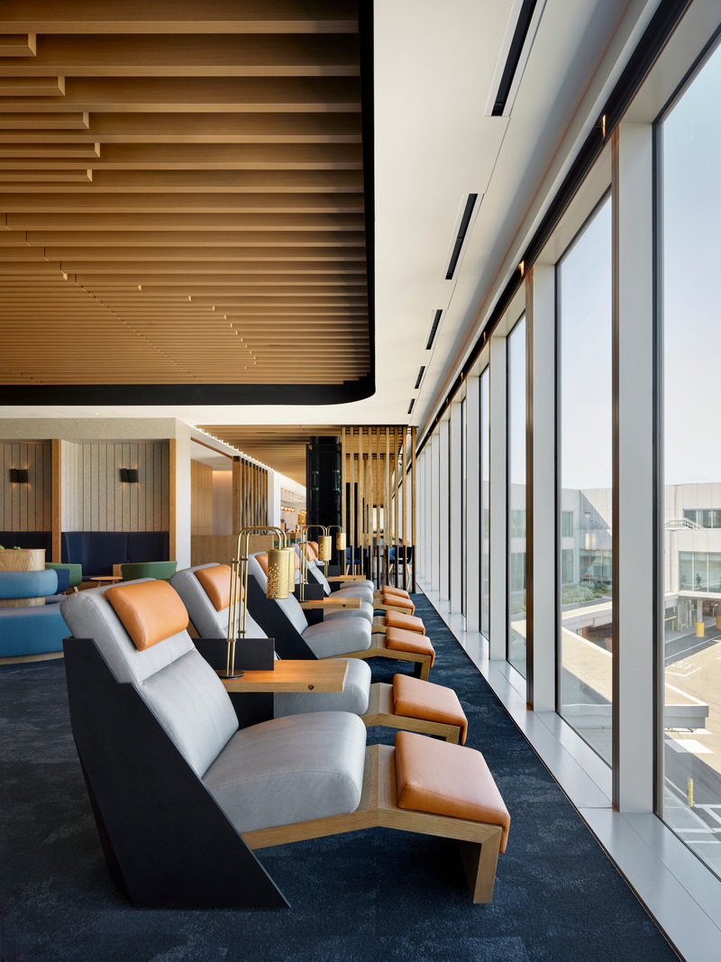 Dossier de presse | 2757-47 - Communiqué de presse | William Duff Architects (WDA) Blends Brand Identity with Bay Area Creativity for Alaska Airlines - William Duff Architects (WDA) - Design d’intérieur commercial -  The "Take a Break" area is adjacent to the "Help Yourself" area. - Crédit photo : Matthew Millman