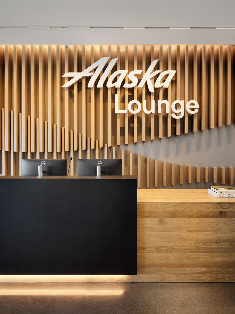 Dossier de presse | 2757-47 - Communiqué de presse | William Duff Architects (WDA) Blends Brand Identity with Bay Area Creativity for Alaska Airlines - William Duff Architects (WDA) - Design d’intérieur commercial -  <p class=""> Designed to LEED Gold standards, the new SFO Alaska Lounge features a refined industrial aesthetic and the integration of sustainable materials and practices throughout the space.</p>  - Crédit photo :  Matthew Millman 