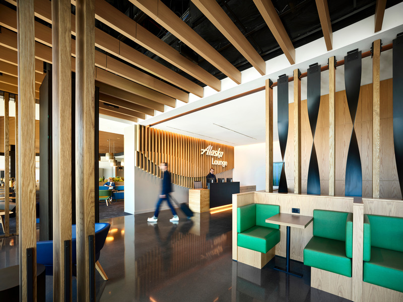 Dossier de presse | 2757-47 - Communiqué de presse | William Duff Architects (WDA) Blends Brand Identity with Bay Area Creativity for Alaska Airlines - William Duff Architects (WDA) - Design d’intérieur commercial - At the SFO Alaska Lounge, WDA used different ceiling treatments to visually delineate the "Come In" (entry) area from the "Help Yourself" area. - Crédit photo : Matthew Millman