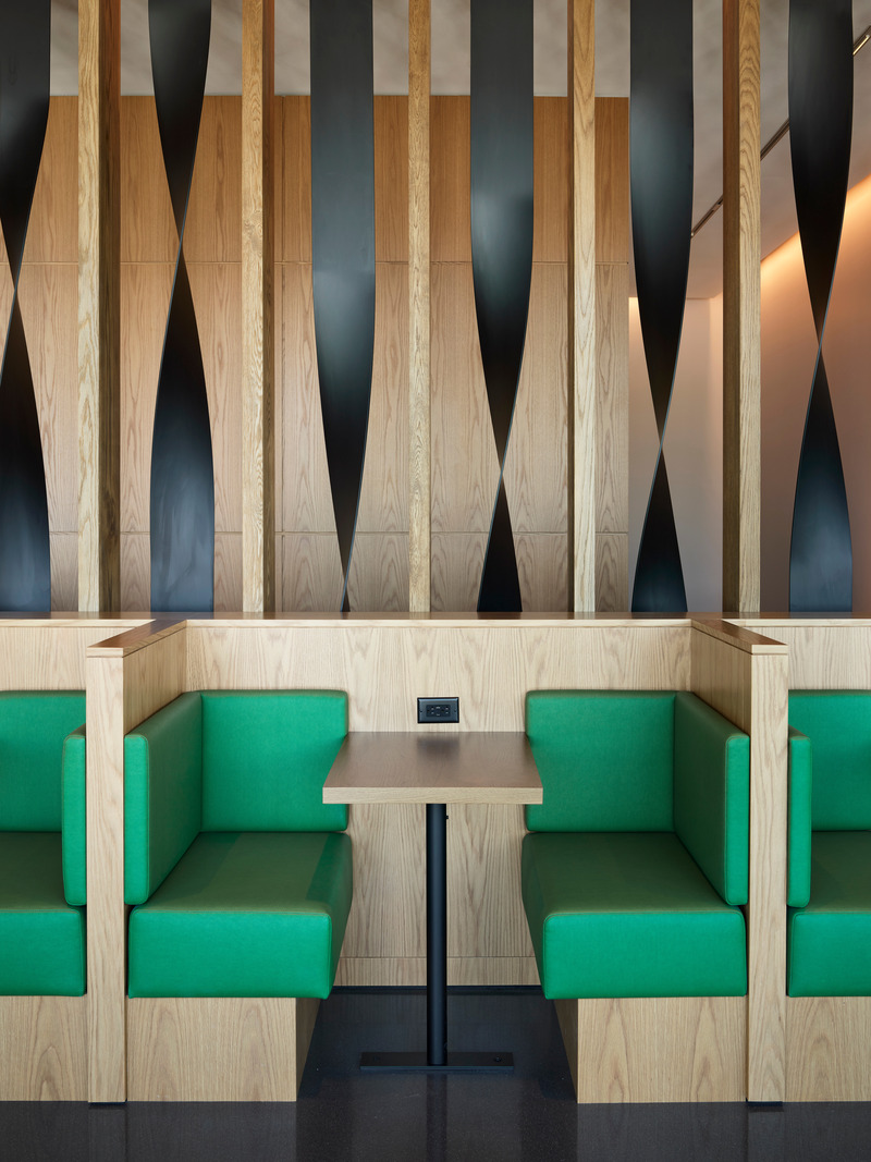 Dossier de presse | 2757-47 - Communiqué de presse | William Duff Architects (WDA) Blends Brand Identity with Bay Area Creativity for Alaska Airlines - William Duff Architects (WDA) - Design d’intérieur commercial -  WDA custom-designed this booth for the new SFO Alaska Lounge. - Crédit photo : Matthew Millman