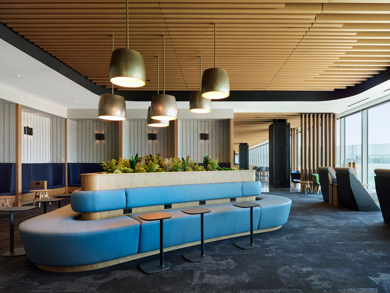 Dossier de presse | 2757-47 - Communiqué de presse | William Duff Architects (WDA) Blends Brand Identity with Bay Area Creativity for Alaska Airlines - William Duff Architects (WDA) - Design d’intérieur commercial - <p class="">Each of the distinct areas at the SFO Alaska Lounge is visually distinguished through the use of unique ceiling treatments and furniture arrangements, while curves—for example the asymmetrical sofa in the "Take a Break" area—soften the space overall and unite the three areas. </p> - Crédit photo : Matthew Millman