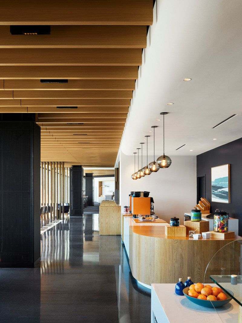 Dossier de presse | 2757-47 - Communiqué de presse | William Duff Architects (WDA) Blends Brand Identity with Bay Area Creativity for Alaska Airlines - William Duff Architects (WDA) - Design d’intérieur commercial -  In the "Help Yourself" area at SFO Alaska Lounge, the countertops feature Ceasarstone.  - Crédit photo : Matthew Millman