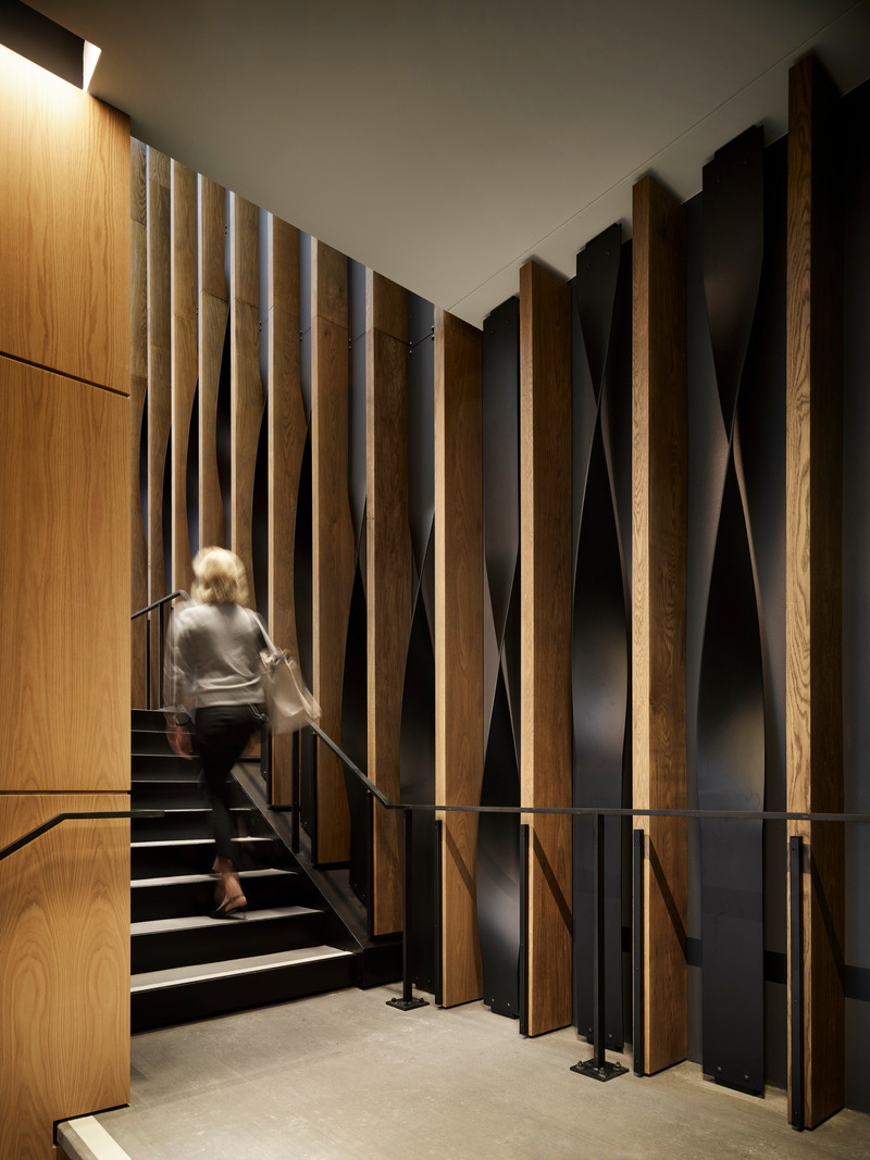 Dossier de presse | 2757-47 - Communiqué de presse | William Duff Architects (WDA) Blends Brand Identity with Bay Area Creativity for Alaska Airlines - William Duff Architects (WDA) - Design d’intérieur commercial - Wood and metal combine to provide a welcoming modern vibe at the new SFO Alaska Lounge. - Crédit photo : Matthew Millman