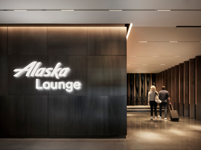 Dossier de presse | 2757-47 - Communiqué de presse | William Duff Architects (WDA) Blends Brand Identity with Bay Area Creativity for Alaska Airlines - William Duff Architects (WDA) - Design d’intérieur commercial - For the new SFO Alaska Lounge, the WDA team (William Duff, Managing Principal; Jonathan Tsurui, Associate Principal; Chris Stokes, Project Manager; Alli Foranda, Job Captain; Ashish Bhandari, Designer) worked with a project team which includes: Turner Construction; KPFF (Structural Engineer); Interface Engineering (MEP); ARUP (Acoustics and LEED Consultant, enhanced commissioning); Design West Partnership (Food Service Design); Studio Three Twenty One (Lighting Consultant).  - Crédit photo : Matthew Millman