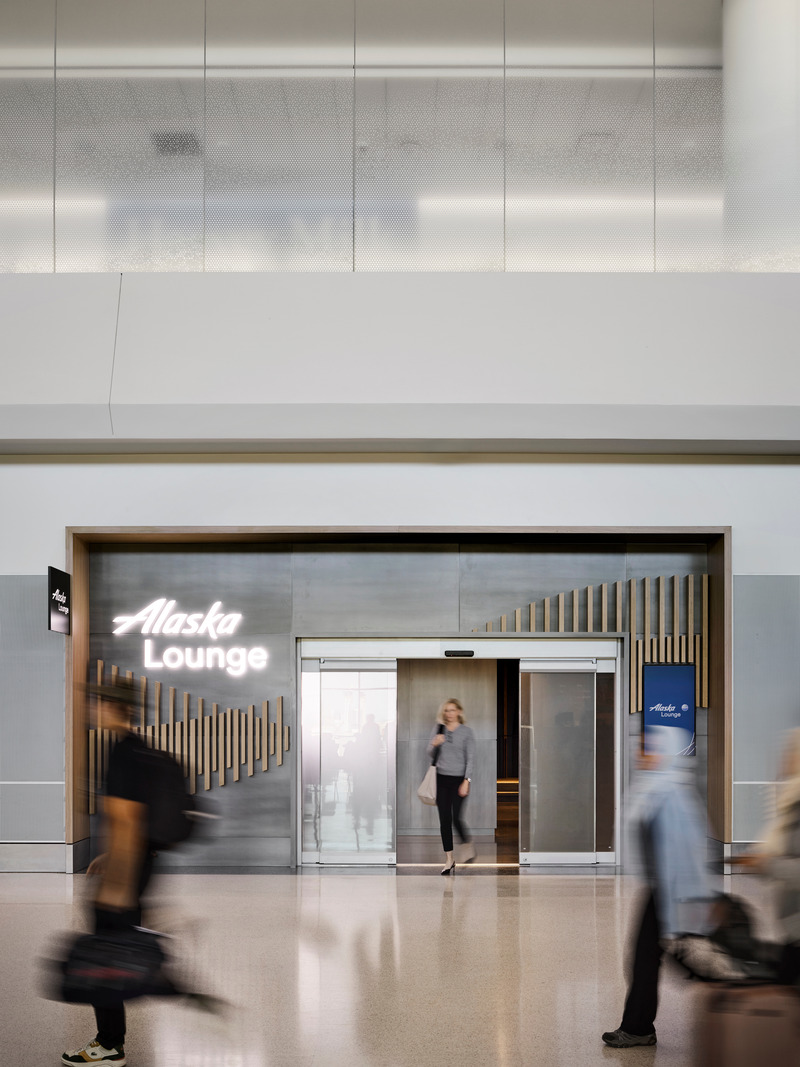 Dossier de presse | 2757-47 - Communiqué de presse | William Duff Architects (WDA) Blends Brand Identity with Bay Area Creativity for Alaska Airlines - William Duff Architects (WDA) - Design d’intérieur commercial - Designed to meet a minimum requirement of LEED Gold, the 11,000+ square foot SFO Alaska Lounge is located at San Francisco International Airport's Harvey Milk Terminal 1 (T1). - Crédit photo : Matthew Millman