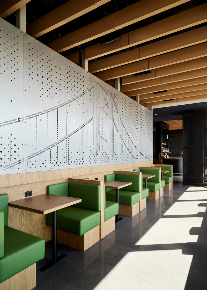 Dossier de presse | 2757-47 - Communiqué de presse | William Duff Architects (WDA) Blends Brand Identity with Bay Area Creativity for Alaska Airlines - William Duff Architects (WDA) - Design d’intérieur commercial - This acoustic wall at SFO Alaska Lounge, which features the Golden Gate Bridge shrouded in fog, provides an aesthetic focal point and enhances sound control. - Crédit photo : Matthew Millman