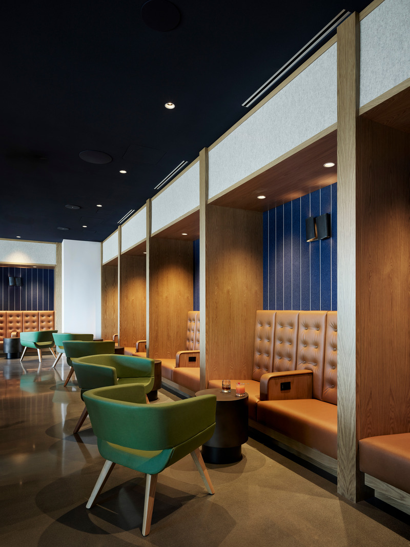 Dossier de presse | 2757-47 - Communiqué de presse | William Duff Architects (WDA) Blends Brand Identity with Bay Area Creativity for Alaska Airlines - William Duff Architects (WDA) - Design d’intérieur commercial - In the "Cut Loose" area, seating options include booths which can flexibly accommodate a group conversation. - Crédit photo : Matthew Millman