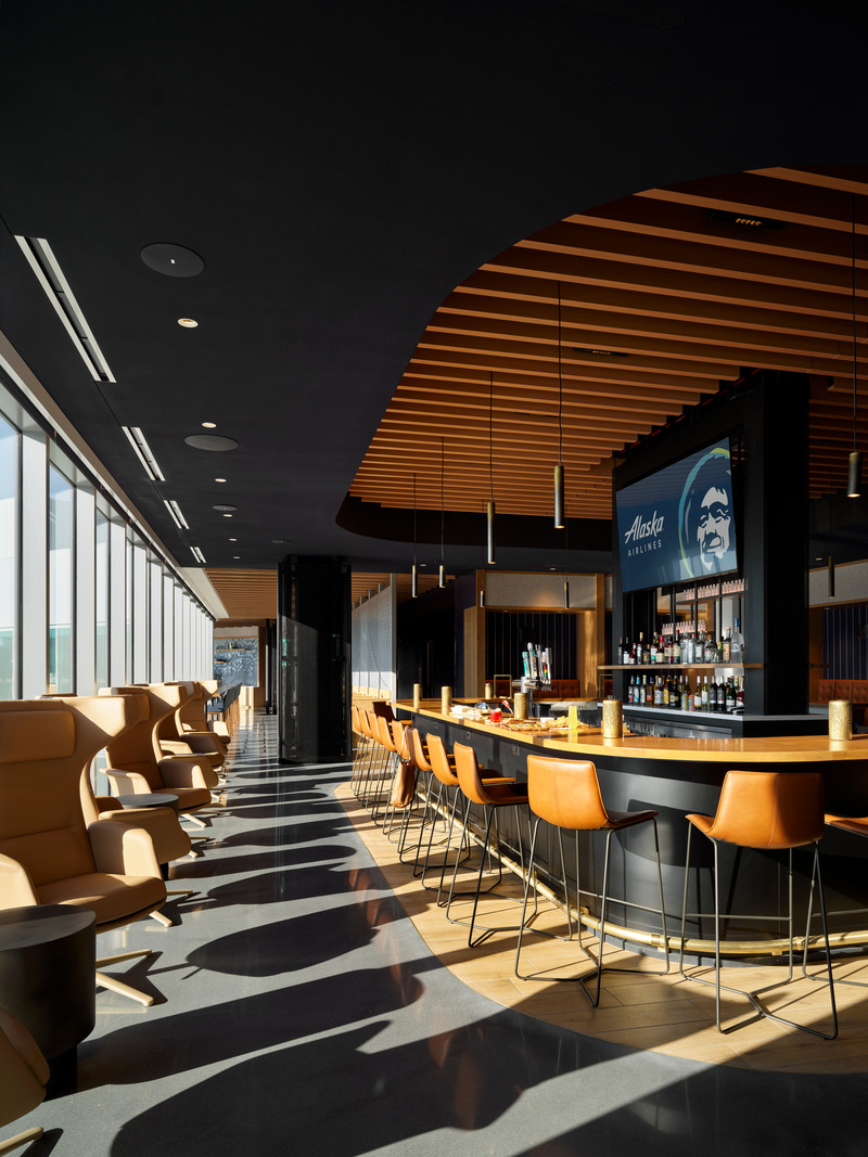 Dossier de presse | 2757-47 - Communiqué de presse | William Duff Architects (WDA) Blends Brand Identity with Bay Area Creativity for Alaska Airlines - William Duff Architects (WDA) - Design d’intérieur commercial - In the "Cut Loose" area at the SFO Alaska Lounge, natural light creates patterns on the floor and adds to the cozy atmopshere. - Crédit photo : Matthew Millman