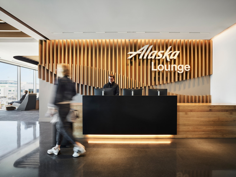 Dossier de presse | 2757-47 - Communiqué de presse | William Duff Architects (WDA) Blends Brand Identity with Bay Area Creativity for Alaska Airlines - William Duff Architects (WDA) - Design d’intérieur commercial -  <p class="">The new SFO Alaska Lounge features three distinct areas which incorporate the airline's established lounge zones--featuring spaces to "Take a Breath," Help Yourself," and "Cut Loose".</p>  - Crédit photo : Matthew Millman