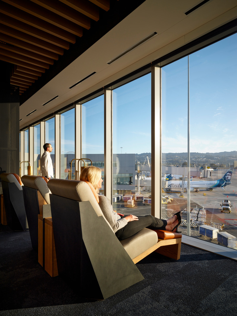Dossier de presse | 2757-47 - Communiqué de presse | William Duff Architects (WDA) Blends Brand Identity with Bay Area Creativity for Alaska Airlines - William Duff Architects (WDA) - Design d’intérieur commercial -  The "Take a Breath" area at SFO Alaska Lounge features lounge chairs from which customers can enjoy covetable runway views.  - Crédit photo : Matthew Millman