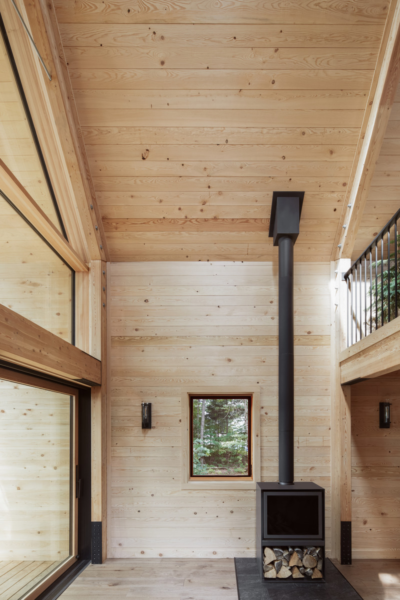 Dossier de presse | 7632-01 - Communiqué de presse | The Backcountry Hut Company Wins BLT Design Award for Construction Product Design of the Year with System 02 - The Backcountry Hut Company - Architecture résidentielle - System 02 - Bark Lake, ON - Crédit photo : Adrien Williams