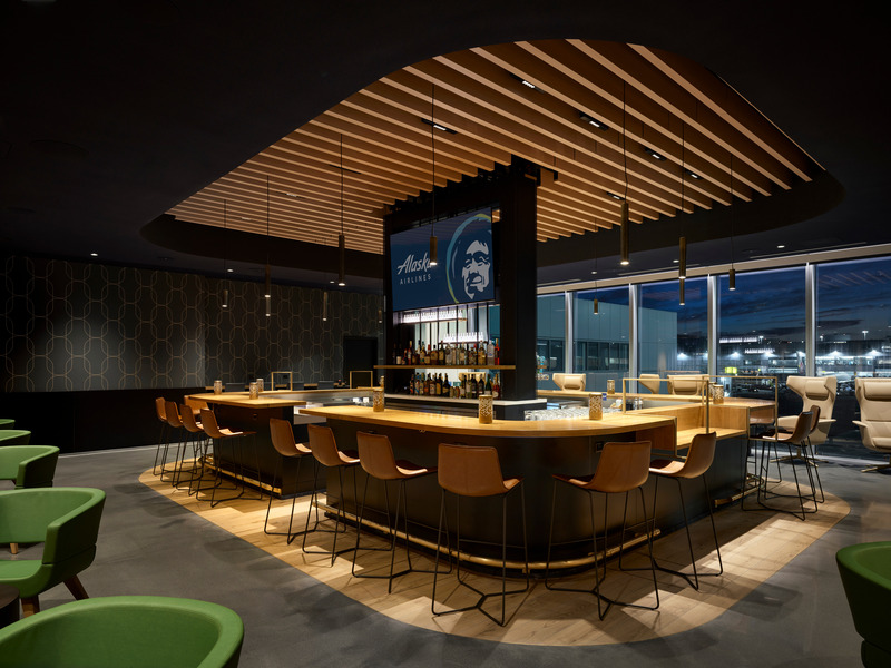 Dossier de presse | 2757-47 - Communiqué de presse | William Duff Architects (WDA) Blends Brand Identity with Bay Area Creativity for Alaska Airlines - William Duff Architects (WDA) - Design d’intérieur commercial - The "Cut Loose" area at the SFO Alaska Lounge provides a variety of seating options to view runway. - Crédit photo : Matthew Millman