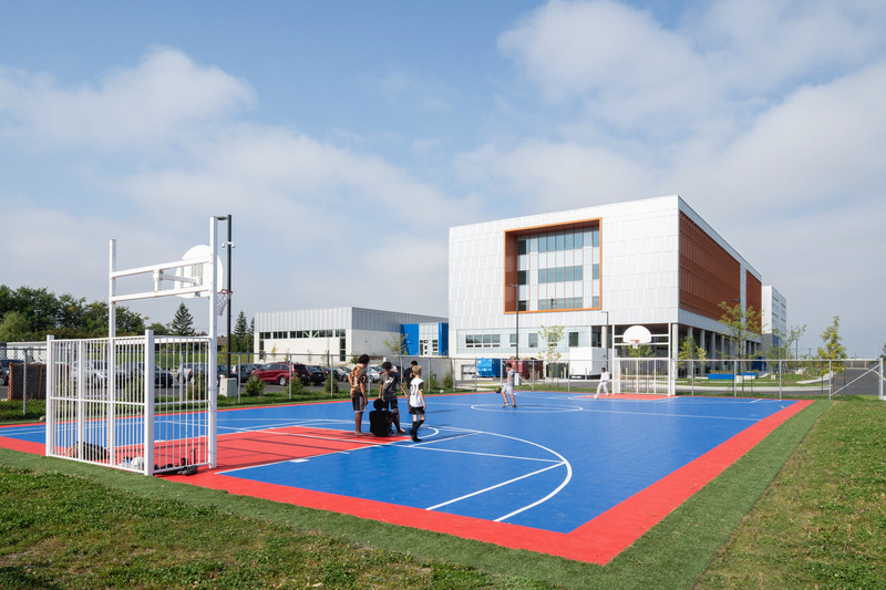 Press kit | 1387-14 - Press release | Adaptable, Sustainable and Inclusive: Two New High Schools Rethink the Learning Environment for Montreal Students - TLA+UN+NEUF - Institutional Architecture -  <p class="">New basketball court integrated into the city's sports facilities – Irma-LeVasseur high school</p>  - Photo credit: Raphaël Thibodeau