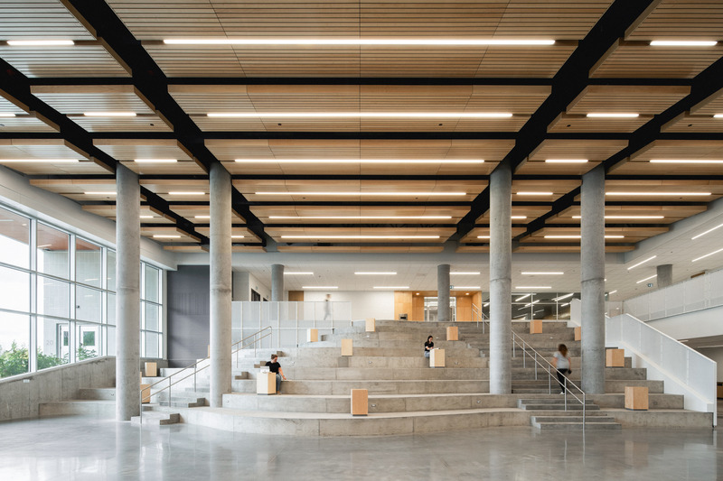 Press kit | 1387-14 - Press release | Adaptable, Sustainable and Inclusive: Two New High Schools Rethink the Learning Environment for Montreal Students - TLA+UN+NEUF - Institutional Architecture -  Atrium with polished concrete floor and tiered seating – Irma-LeVasseur high school  - Photo credit: Raphaël Thibodeau