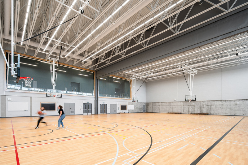 Press kit | 1387-14 - Press release | Adaptable, Sustainable and Inclusive: Two New High Schools Rethink the Learning Environment for Montreal Students - TLA+UN+NEUF - Institutional Architecture - <p class="">Main double gymnasium with open seating on upper-level – Irma-LeVasseur high school</p> - Photo credit: Raphaël Thibodeau