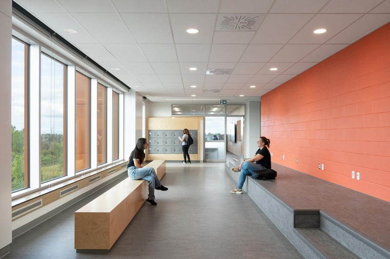 Press kit | 1387-14 - Press release | Adaptable, Sustainable and Inclusive: Two New High Schools Rethink the Learning Environment for Montreal Students - TLA+UN+NEUF - Institutional Architecture - Quiet space located at the ends of the academic floors with views of the neighbourhood – Irma-LeVasseur high school - Photo credit: Raphaël Thibodeau