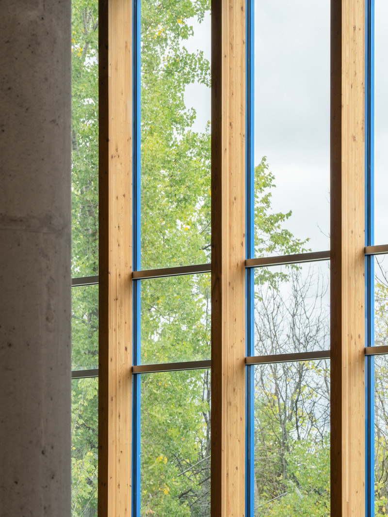Press kit | 1387-14 - Press release | Adaptable, Sustainable and Inclusive: Two New High Schools Rethink the Learning Environment for Montreal Students - TLA+UN+NEUF - Institutional Architecture -  <p class="">Detail of the glued-laminated wood curtain wall in the auditorium – Irma-LeVasseur high school</p>  - Photo credit: Raphaël Thibodeau