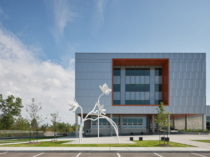 Press kit | 1387-14 - Press release | Adaptable, Sustainable and Inclusive: Two New High Schools Rethink the Learning Environment for Montreal Students - TLA+UN+NEUF - Institutional Architecture -  Main entrance and public plaza – Irma-LeVasseur high school  - Photo credit: Maxime Brouillet