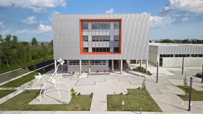 Press kit | 1387-14 - Press release | Adaptable, Sustainable and Inclusive: Two New High Schools Rethink the Learning Environment for Montreal Students - TLA+UN+NEUF - Institutional Architecture - Aerial view of the main entrance and public square – Irma-LeVasseur high school - Photo credit: Frédérik Bernier