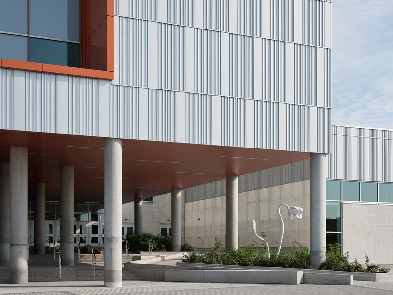 Press kit | 1387-14 - Press release | Adaptable, Sustainable and Inclusive: Two New High Schools Rethink the Learning Environment for Montreal Students - TLA+UN+NEUF - Institutional Architecture -  Main entrance and public plaza – Irma-LeVasseur high school  - Photo credit: Maxime Brouillet
