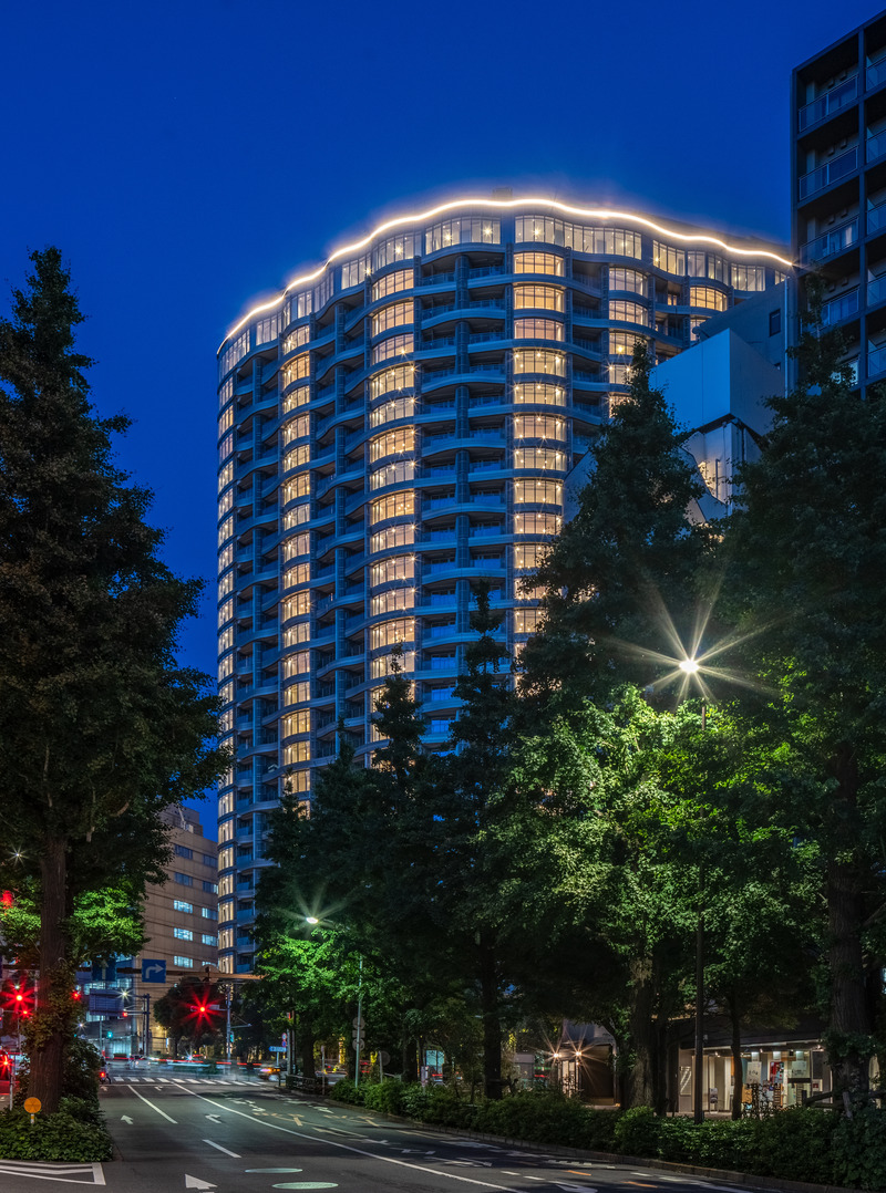 Dossier de presse | 7620-01 - Communiqué de presse | Park Court Jingu Kitasando The Tower Wins the Architecture MasterPrize 2024 - Hoshino Architects - Architecture résidentielle - Exterior night view - Crédit photo : <pre style="">Kawasumi-Kobayashi Kenji Photograph Office<br style="">Photo provision by Mitsui Fudosan Residential</pre>
