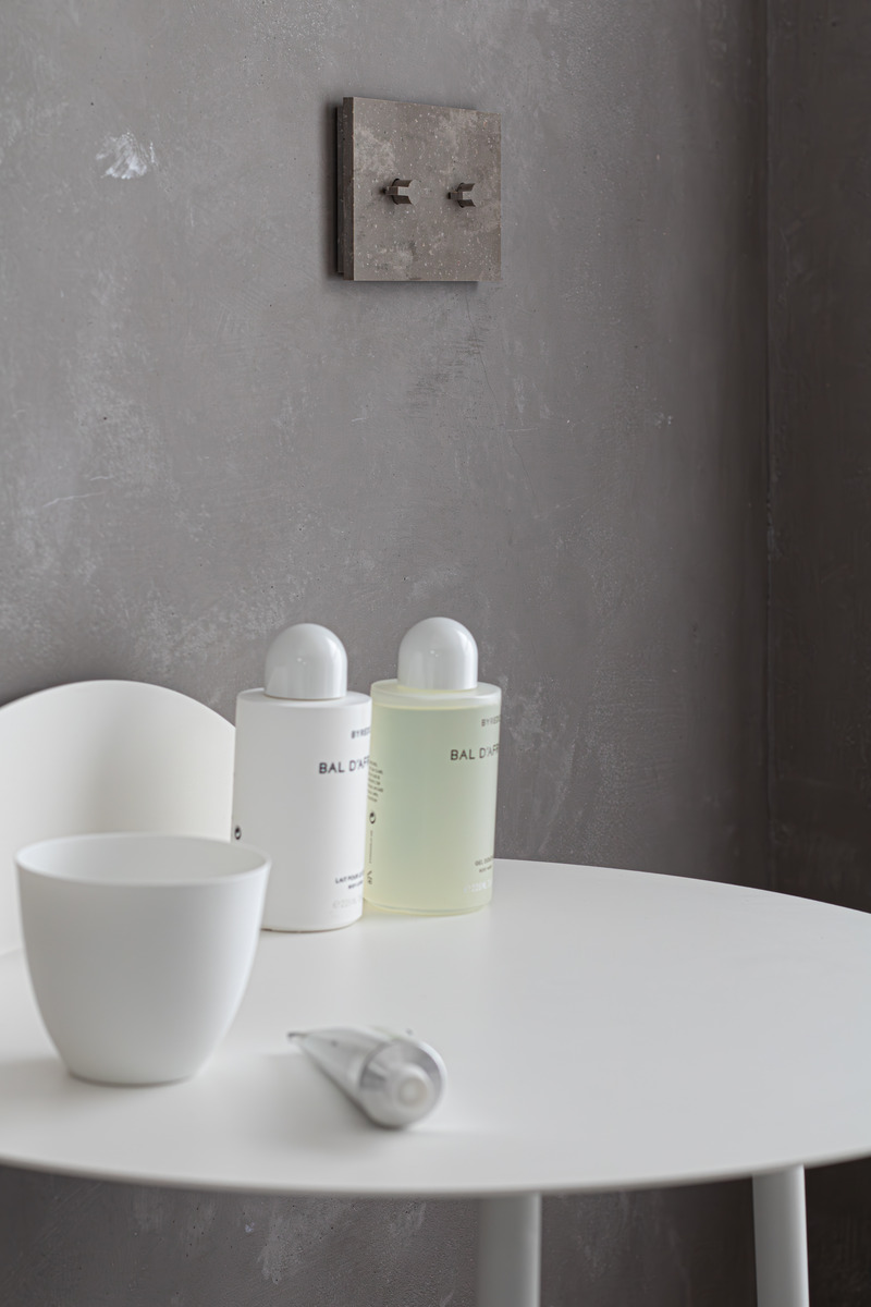 Dossier de presse | 7628-01 - Communiqué de presse | Frame Award 2024 winning switches & sockets - Bright Little Things - Produit - New Things finishing component 5201 in Corian Wethered Aggragate with knobs London in Corian Wethered Aggragate - Crédit photo :  Bo Schaap 