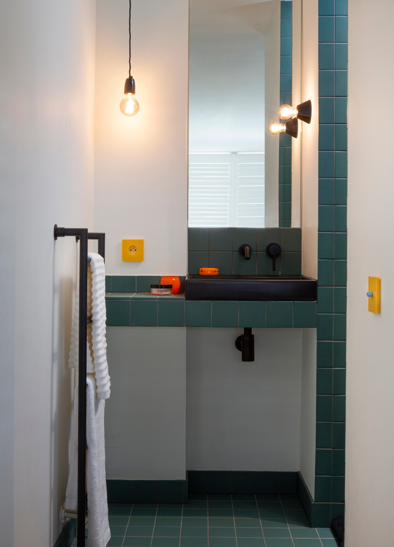 Dossier de presse | 7628-01 - Communiqué de presse | Frame Award 2024 winning switches & sockets - Bright Little Things - Produit -  Bathroom design by Bright Little Things - finishig components 5102 (socket) in Krion Imperial Yellow and 5101 in Corian Imperial Yellow with button London for a rotary dimmer  - Crédit photo : Rene Gonkel