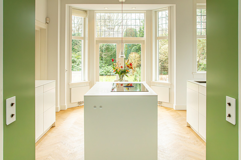 Dossier de presse | 7628-01 - Communiqué de presse | Frame Award 2024 winning switches & sockets - Bright Little Things - Produit -  Kitchen design by Bright Little Things, featuring Little Twist switches and fully integrated wall outlets in the kitchen island  - Crédit photo :  Bo Schaap 
