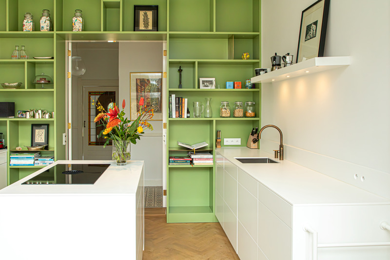 Dossier de presse | 7628-01 - Communiqué de presse | Frame Award 2024 winning switches & sockets - Bright Little Things - Produit -  Kitchen design by Bright Little Things, featuring  splashback with fully integrated wall outlets  - Crédit photo : Bo Schaap
