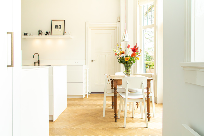 Dossier de presse | 7628-01 - Communiqué de presse | Frame Award 2024 winning switches & sockets - Bright Little Things - Produit - Kitchen design by Bright Little Things, featuring splashback with fully integrated wall outlets   - Crédit photo : Bo Schaap