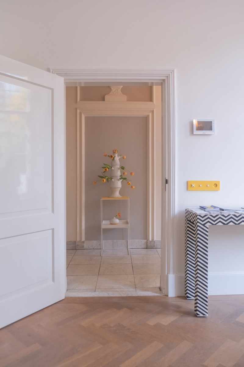 Dossier de presse | 7628-01 - Communiqué de presse | Frame Award 2024 winning switches & sockets - Bright Little Things - Produit -    Bright Little Things showroom - finishing component 5402 (four folded plate) in Krion Imperial Yellow with buttons Berlin and Amsterdam  - Crédit photo :  Thijs Stolte 