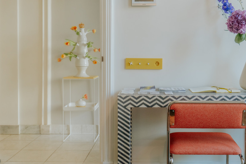 Dossier de presse | 7628-01 - Communiqué de presse | Frame Award 2024 winning switches & sockets - Bright Little Things - Produit -  Finishing component 5402 in Krion Imperial Yellow with buttons Berlin and Amsterdam  - chair by noranora.design   - Crédit photo :  Thijs Stolte 