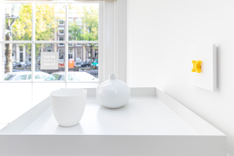 Dossier de presse | 7628-01 - Communiqué de presse | Frame Award 2024 winning switches & sockets - Bright Little Things - Produit -  Confetti Finishing component 5101 with button Amsterdam in Krion Imperial Yellow for a rotary dimmer   - Crédit photo :  Bo Schaap 