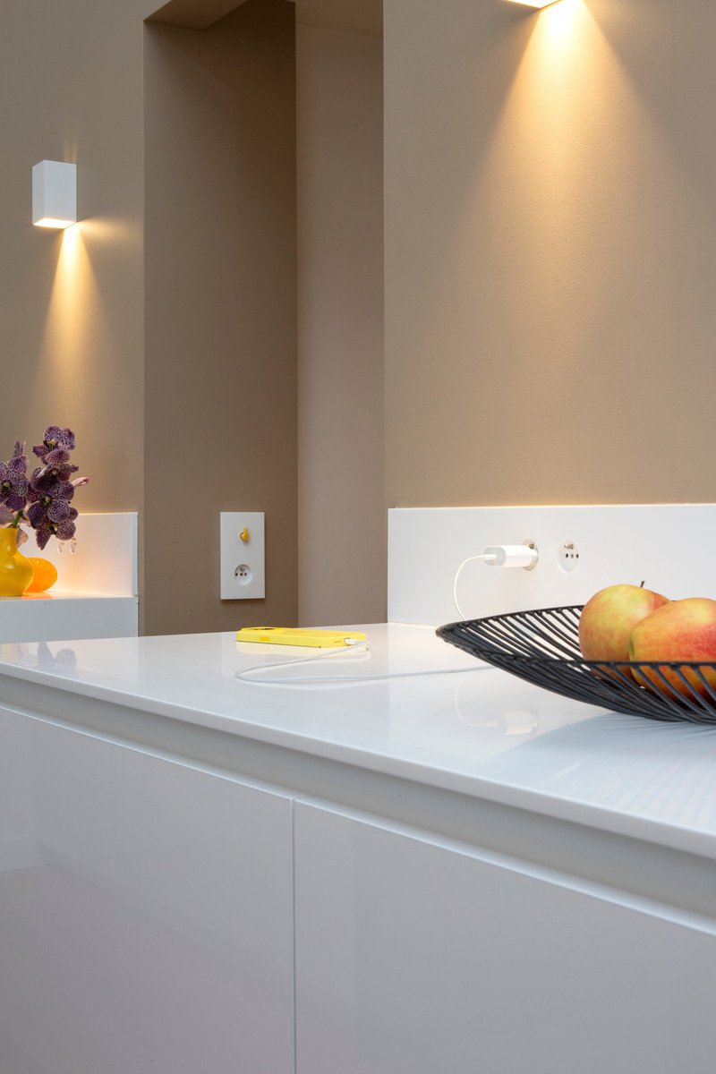 Dossier de presse | 7628-01 - Communiqué de presse | Frame Award 2024 winning switches & sockets - Bright Little Things - Produit -    Splashback with fully integrated wall outlets -finishing component Confetti 5202 (switch &amp; socket) with Krion Imperial Yellow button Paris for dimming  - Crédit photo :  Rene Gonkel 
