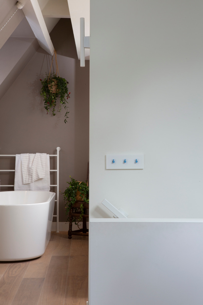Dossier de presse | 7628-01 - Communiqué de presse | Frame Award 2024 winning switches & sockets - Bright Little Things - Produit -  Confetti Finishing component 5301 with Krion Sky Blue buttons Paris for rotary dimming  - Crédit photo :  Rene Gonkel 