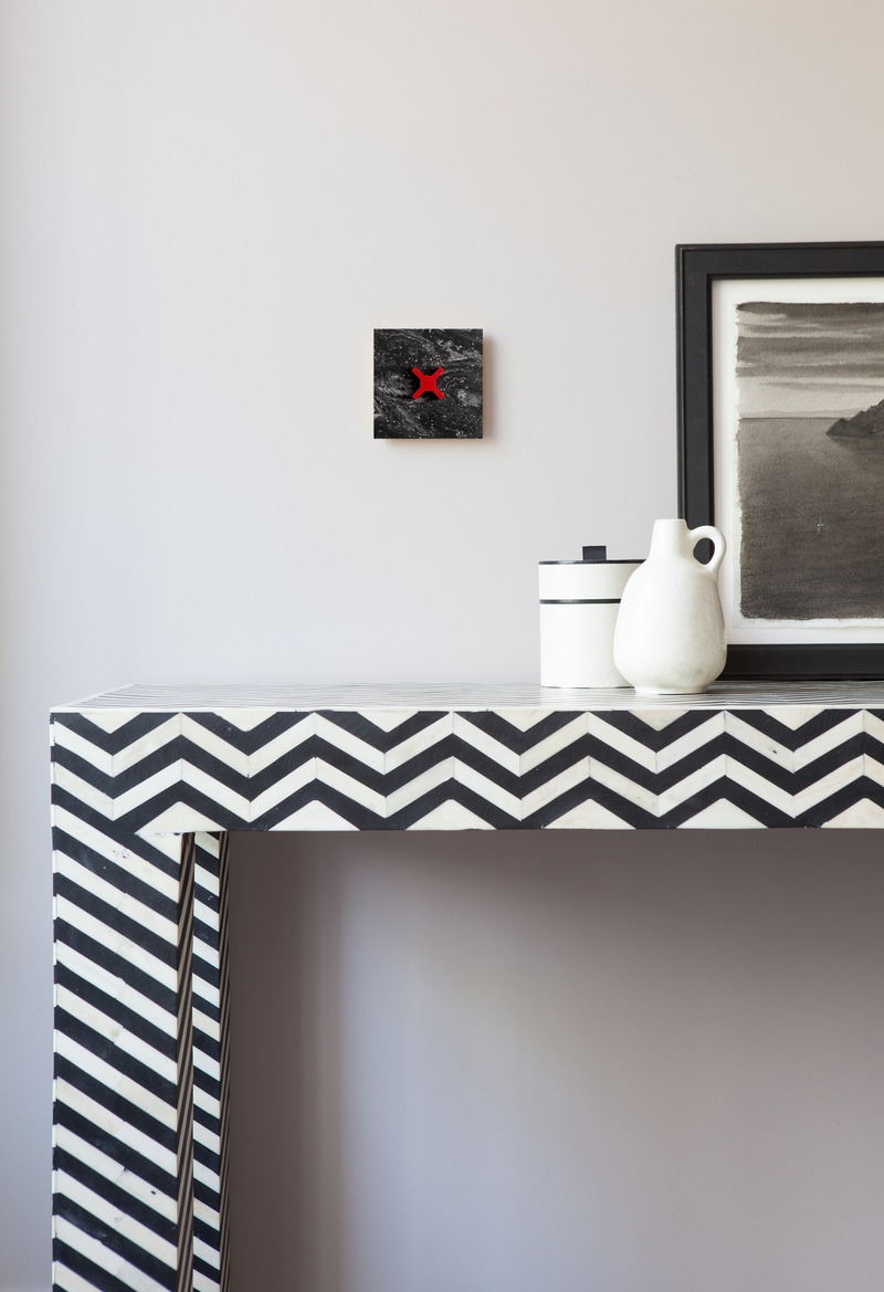 Dossier de presse | 7628-01 - Communiqué de presse | Frame Award 2024 winning switches & sockets - Bright Little Things - Produit - Basic finishing component 5101 in Corian Cosmos Prima with Hi-Macs Fiery Red button Amsterdam  for a rotary dimmer    - Crédit photo :  Rene Gonkel 