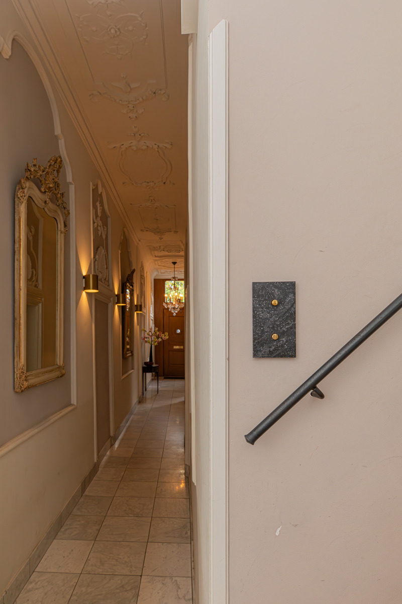 Dossier de presse | 7628-01 - Communiqué de presse | Frame Award 2024 winning switches & sockets - Bright Little Things - Produit -  Finishing component 5201 in Corian Cosmos Prima with brass knobs Berlin for switching or dimming  - Crédit photo :  Bo Schaap 